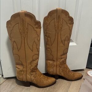 Elegant Tan Leather Heeled Boots